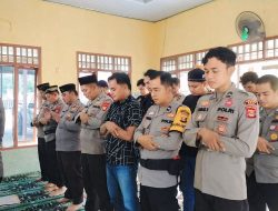 Polsek Talang Ubi Gelar Shalat Ghaib untuk Tiga Anggota Polri yang Gugur di Way Kanan