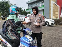 Sat Binmas Polres PALI Bagikan Takjil kepada Pengguna Jalan di Bulan Suci Ramadhan