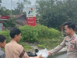 Polsek Penukal Utara Bagikan Takjil, Wujud Kepedulian Polri di Bulan Ramadan