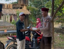 Personel Polsek Talang Ubi Bagikan Takjil untuk Warga Kurang Mampu di Handayani Mulya