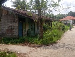 20 Tahun Mengabdi, Dinding Rumah Dinas Ditambal Dengan Seng Bekas