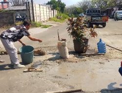 ‎Atisipasi Kecelakaan Yang Patal Masyarakat Gunung Sugih Gotong-royong Perbaikan Jalan Hasil Swadaya‎