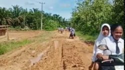 Derita Anak Sekolah Jirak Jaya: Jalan Rusak, Masa Depan Terhambat.