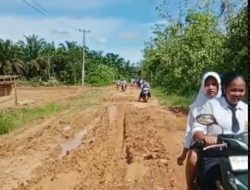 Derita Anak Sekolah Jirak Jaya: Jalan Rusak, Masa Depan Terhambat.