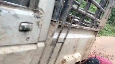 Jembatan Sungai Suban Menuju Desa Sungai Dua Kecamatan Sungai Keruh Ambrol, Kendaraan Roda 4 dan Roda 2 Sulit Melintas